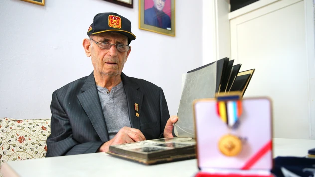 Savaşa gönüllü giden Kore gazisi, madalyasını onurla taşıyor