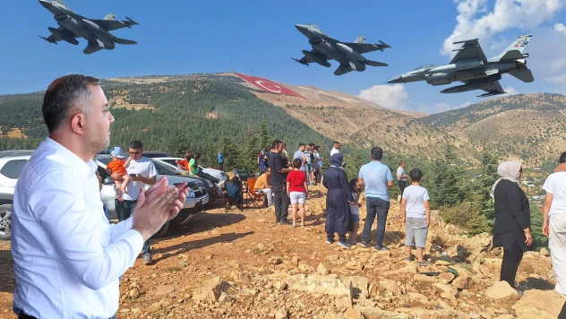 Savaşan şahinler, dünyanın en büyük Türk Bayrağını gösteri uçuşuyla selamladı