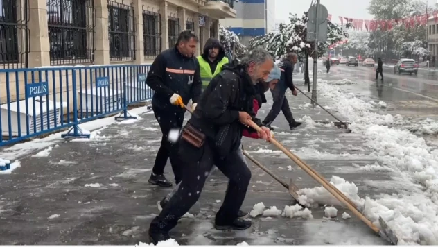Şehir merkezi ekim ortasında karla kaplandı