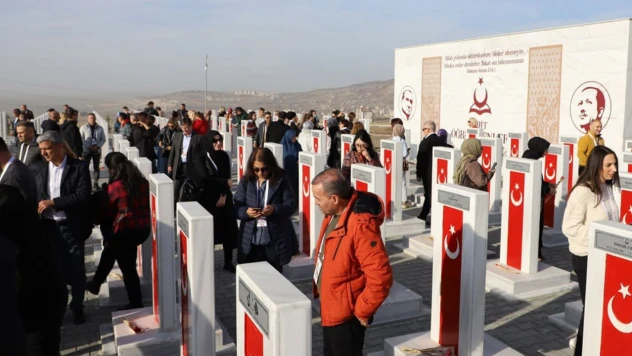 Şehit öğretmenler anıldı, hatıra ormanına fidanlar dikildi