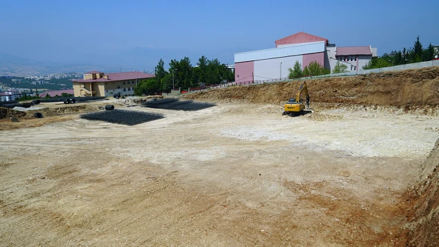 Şehrin yeni gençlik ve spor merkezinde ilk kazma vuruldu