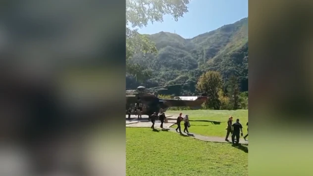 Sel nedeniyle mahsur kalan turistler helikopterlerle tahliye edildi