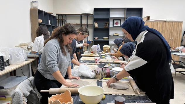 Seramik atölyesinde kendi sanat eserlerini üretiyorlar