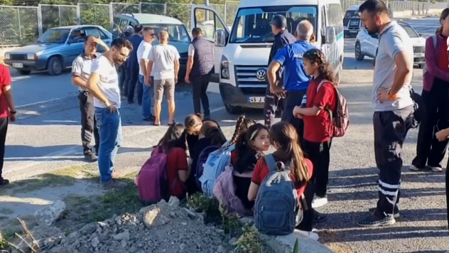 Servis minibüsü ile hafif ticari araç çarpıştı! 9 yaralı