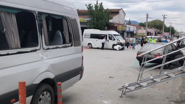 Servis minibüsü ile öğrenci servisi çarpıştı! Yaralılar var