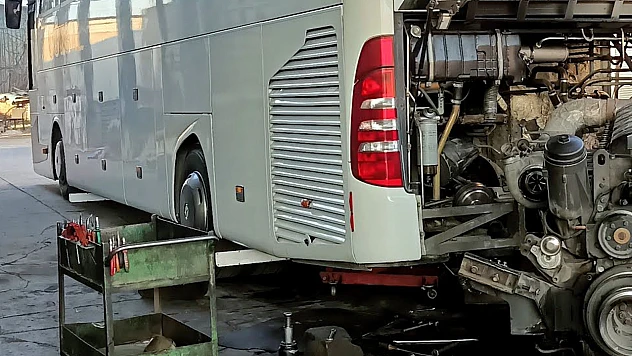 Serviste otobüs altında kalan tamirci kurtarılamadı