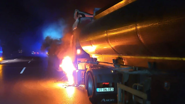 Seyir halindeki tankerde başlayan yangın ormanlık alana sıçradı