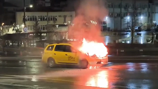 Seyir halindeyken alev alan taksi yandı