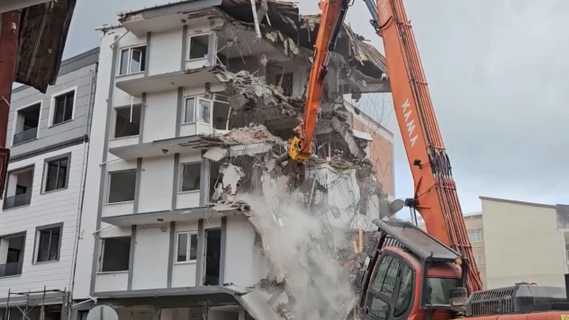Sındırgı'da ağır hasarlı binaların yıkımı devam ediyor