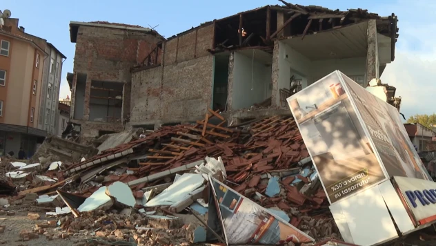 Sındırgı'da yıkılan binaların enkazı kaldırılıyor