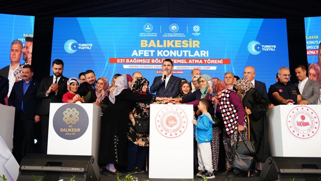 Sındırgılı köylüler kendi evlerinin temelini Bakan ile birlikte attı