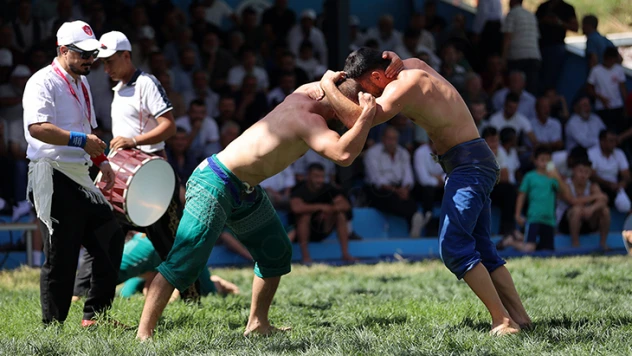 Sırtı yere gelmeyen yiğitler, deprem şehitleri anısına er meydanına çıktı