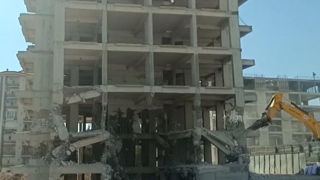 Standarda uymayan 5 katlı apartman müteahhit tarafından yıktırıldı