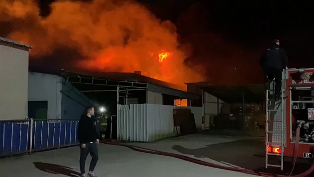 Strafor fabrikasında çıkan yangına müdahale ediliyor