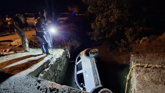 Sulama kanalına devrilen otomobildeki 2 kişi öldü