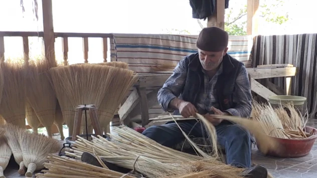 Süpürge üretimi köylünün gelir kapısı olmaya devam ediyor