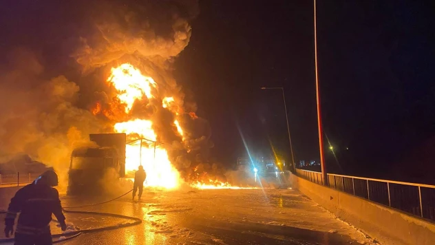 TAG Otoyolu'nda alev alan tır alev alev yandı