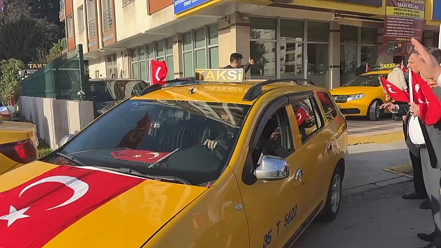 Taksiciler Türk bayraklarıyla konvoy oluşturdu