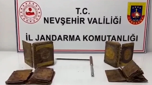 Tarihi eser operasyonunda iki Tevrat ele geçirildi
