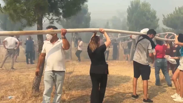 Tarım arazisinde başlayıp ormana sıçrayan yangına müdahale ediliyor
