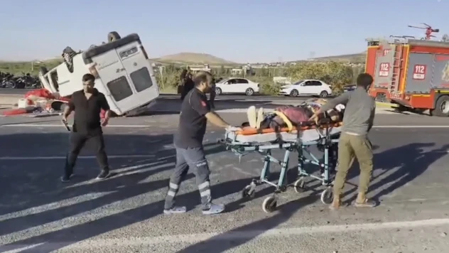 Tarım işçilerini taşıyan minibüsün devrildi! Çok sayıda yaralı var