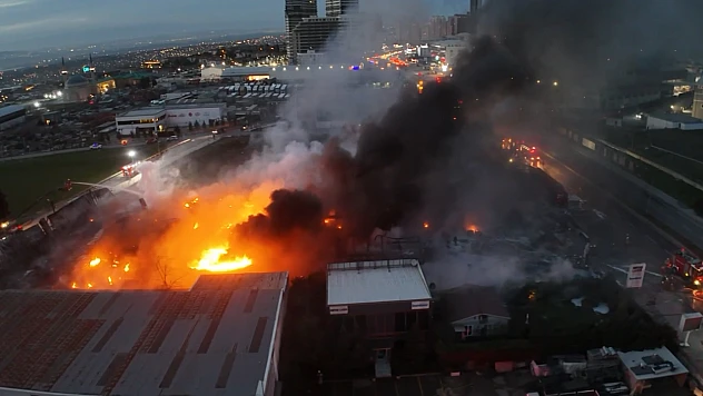 Tarım şirketinin deposunda çıkan yangına itfaiye müdahale ediyor