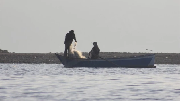 Tarlaları baraj gölü altında kalan köylüler ekmeğini sudan çıkarıyor