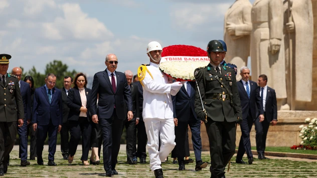TBMM Başkanı Kurtulmuş ve Başkanlık Divanı üyelerinden Anıtkabir ziyareti