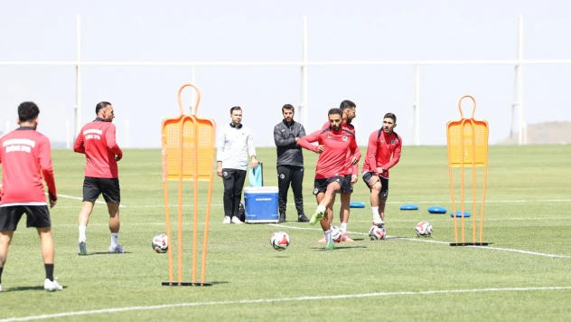 Teknik direktörler Hakan Kutlu ve Bayram Bektaş, Erciyes Yüksek İrtifa Kamp Merkezi'ni değerlendirdi