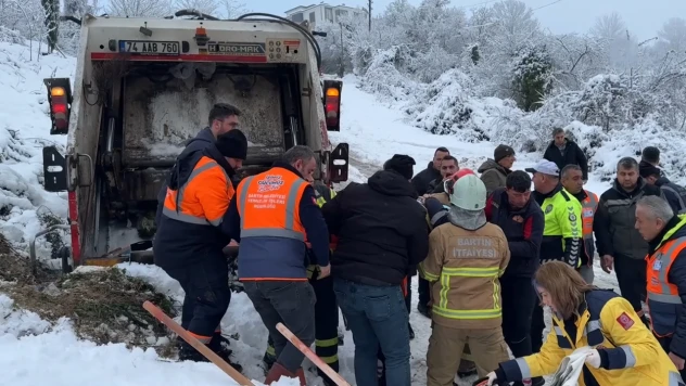 Temizlik işçisi çöp kamyonu ile toprak yığını arasına sıkıştı