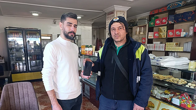Temizlik işçisi parkta bulduğu cep telefonunu sahibine ulaştırdı