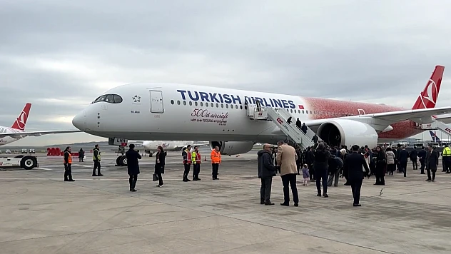 THY, 100 bin çalışanının fotoğrafıyla giydirdiği 500'üncü uçağını tanıttı