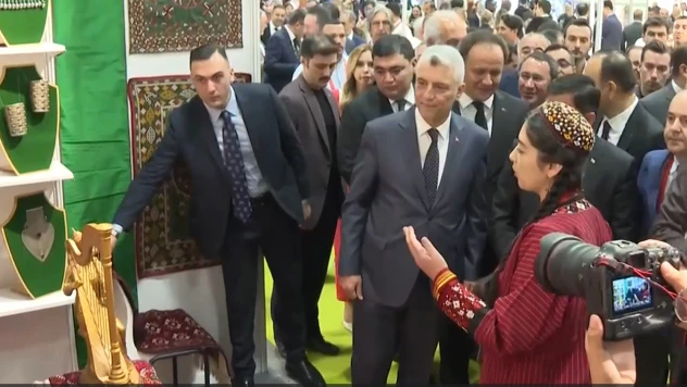 Ticaret Bakanı Bolat, F İstanbul Fuarı'nda kurulan stantları gezdi