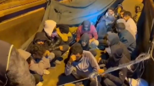 Tır dorsesinde 28 düzensiz göçmen yakalandı