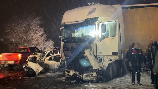 Tır ile çarpışan araçta 4 kişi hayatını kaybetti