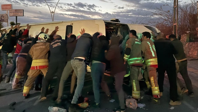 Tır ile minibüs park halindeki iki cipe çarptı, 18 kişi hastanede