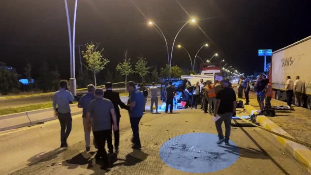 Tıra çarpan araçtaki 5 özel harekat kursiyerinden 2'si öldü, 3'ü yaralandı