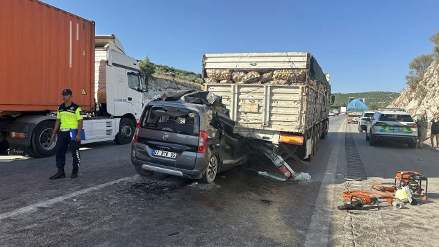 Tıra çarpan hafif ticari araçtaki 1'i çocuk 5 kişi öldü