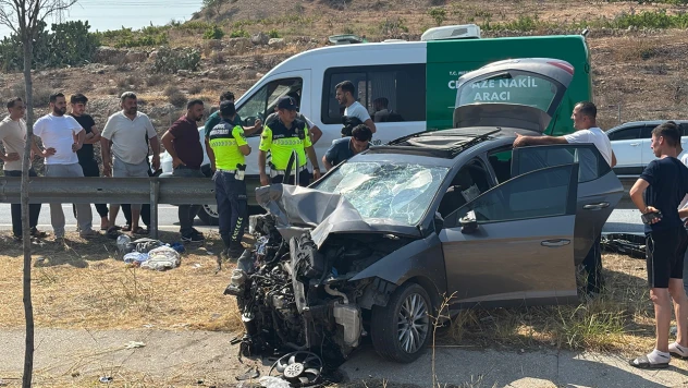 Tıra çarpan otomobildeki 1 kişi öldü, 3 kişi ağır yaralandı