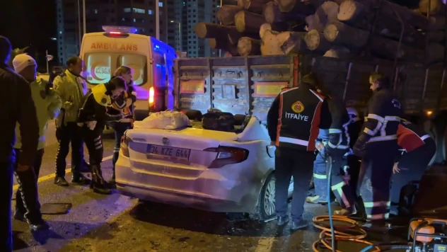 Tıra çarpan otomobildeki 1 kişi öldü, 2 kişi yaralandı