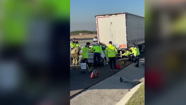 Tıra çarpan otomobilin sürücüsü hayatını kaybetti