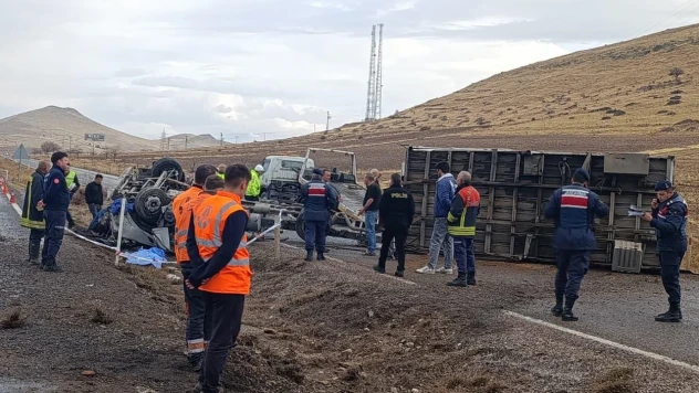 Tırın devrilmesi sonucu sürücü hayatını kaybetti