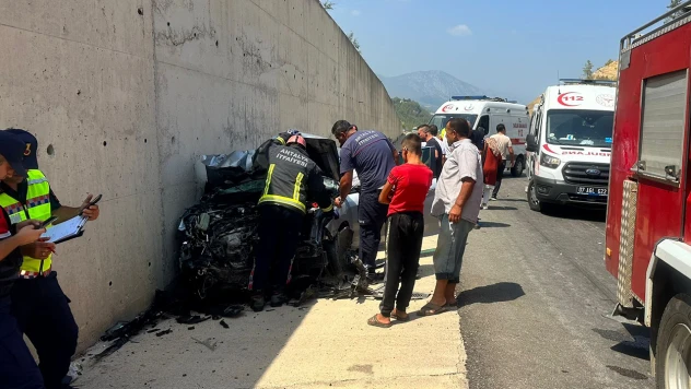 Tırın dorsesine çarpan otomobildeki 3 kişi yaralandı