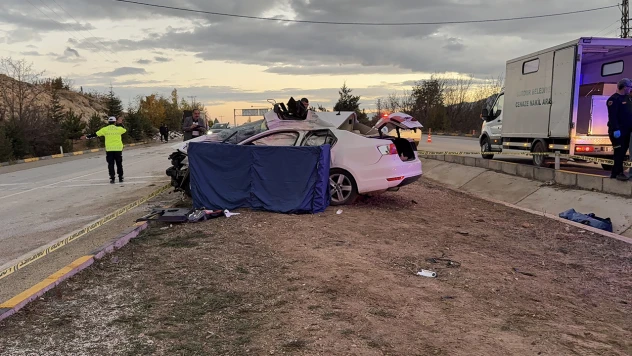 Tırla çarpışan otomobilin sürücüsü feci şekilde can verdi