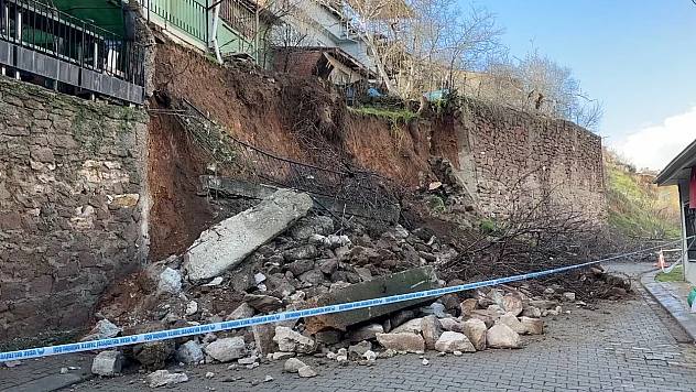 Toprak kayması ve istinat duvarının çökmesi sonucu 3 ev boşaltıldı