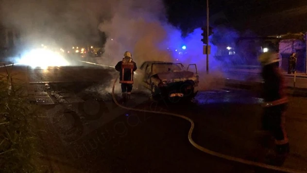 Trafik kazası sonrası yanan otomobil kullanılamaz hale geldi