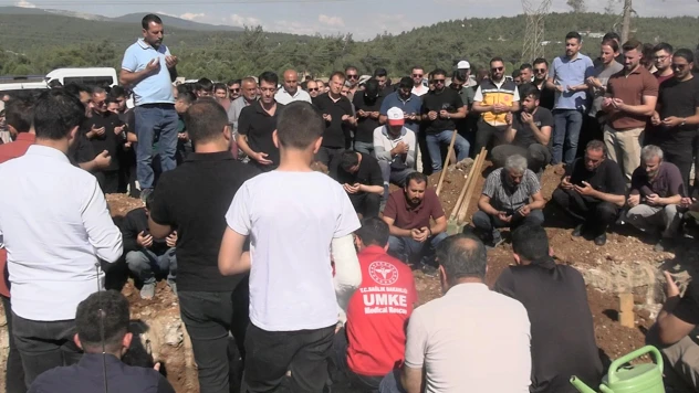 Trafik kazasında ölen anne ve 2 çocuğu defnedildi