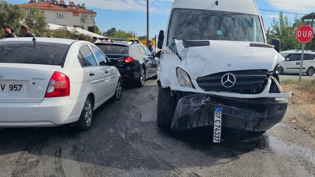 Tur minibüsüyle servis aracı çarpıştı