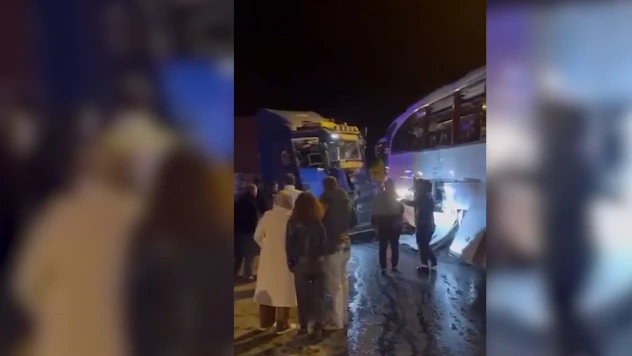 Tur otobüsü ile tır çarpıştı, 20 kişi yaralandı