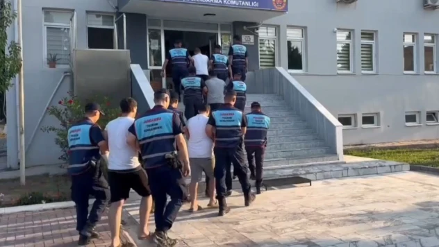 Tur otobüsünün önünü kesip taşlayan 5 zanlı yakalandı